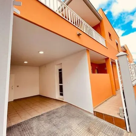 Sunny Island D3, Cristianos Tatil Evi